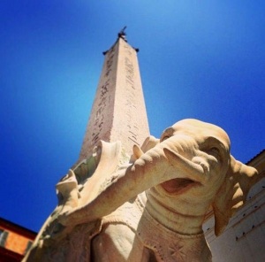 A S. Maria sopra Minerva templom előtti téren a Minerva csirkéjeként emlegetett vidám elefánton álló római obeliszk