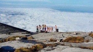 Vetkőző turisták a Kinabalu hegyen