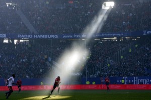 ARCHIV - Fuﬂball Bundesliga, Hamburger SV - Hannover 96 am 02.02.2008 in der HSH Nordbankarena in Hamburg: Die Sonne wirft ¸ber Hannovers Jiri Stajner (Tschechien) einen Lichtstrahl auf den Rasen. Das Bild des dpa-Fotografen Maurizio Gambarini ist am Donnerstag (26.03.2008) mit dem 1. Platz im Wettbewerb "dpa-Bild des Jahres" in der Kategorie Sport ausgezeichnet worden. Zum achten Mal hat die dpa Deutsche Presse-Agentur GmbH das "dpa-Bild des Jahres" pr‰miert. Foto: Maurizio Gambarini +++(c) dpa - Report+++ +++(c) dpa - Report+++