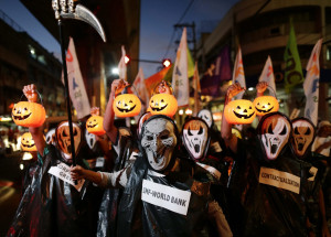 epaselect epa05001812 Filipino activists wearing Halloween-themed masks stage a protest march on a street in Manila, Philippines, 29 October 2015. According to a statement from the protesters, they rallied to denounce the upcoming Asia-Pacific Economic Cooperation (APEC) meetings scheduled from 12 to 20 November in Manila. EPA/FRANCIS R. MALASIG FRM31 (FRANCIS R. MALASIG / EPA)